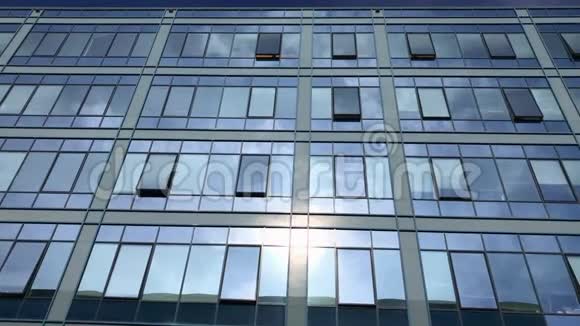 商务大楼的窗户反射蓝天和云彩视频的预览图