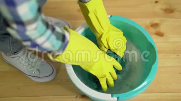 打扫屋子打扫卫生的女士挤布视频的预览图