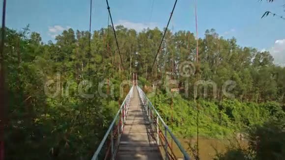 公园内悬索桥上的摄像机移动视频的预览图