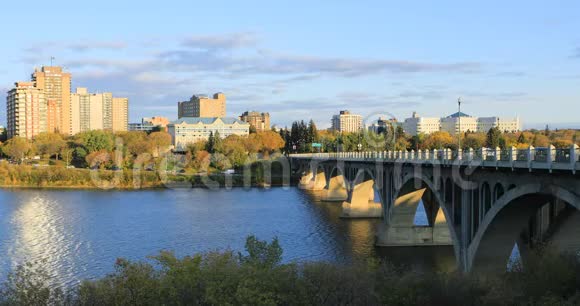萨斯卡通场景加拿大4K河城市景观视频的预览图