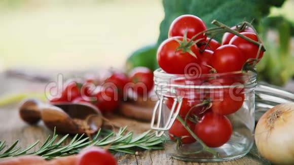 缓慢放大红色成熟番茄视频的预览图