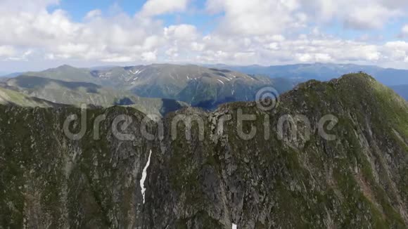 法加拉山脉俯瞰图罗马尼亚夏天晴天有云视频的预览图