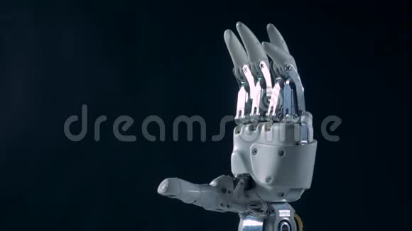 白色仿生手特写真正的半机械人视频的预览图