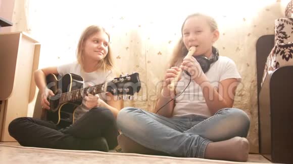 两个十几岁的妹妹在家玩乐器视频的预览图