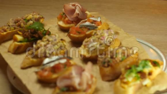 不同口味的意大利bruschetta拍摄了一道典型的意大利菜其馅料与肉和鱼不同视频的预览图