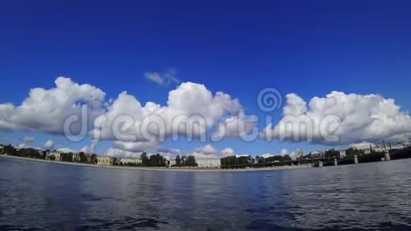 在晴朗的一天翻滚的积云的时间流逝俄罗斯圣彼得堡涅瓦河的堤岸视频的预览图