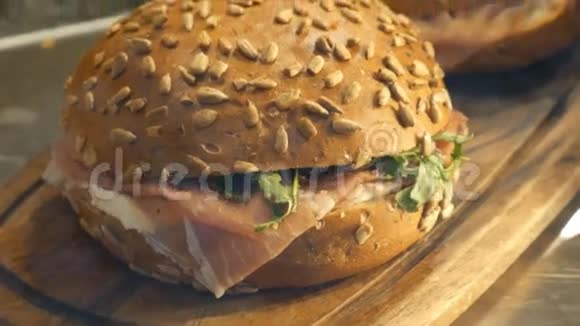 带肉的汉堡视频的预览图