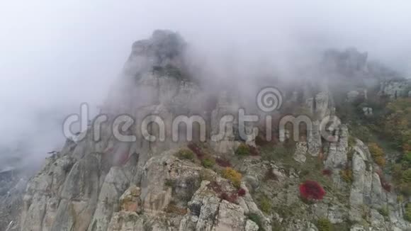 雾笼罩着高山峭壁射击清晨的山景很美视频的预览图