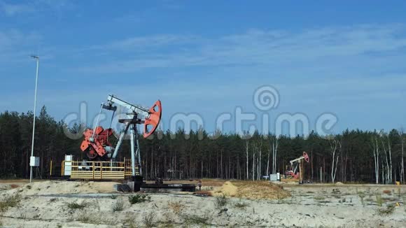 俄罗斯油井上的两个旧水泵慢动作视频的预览图