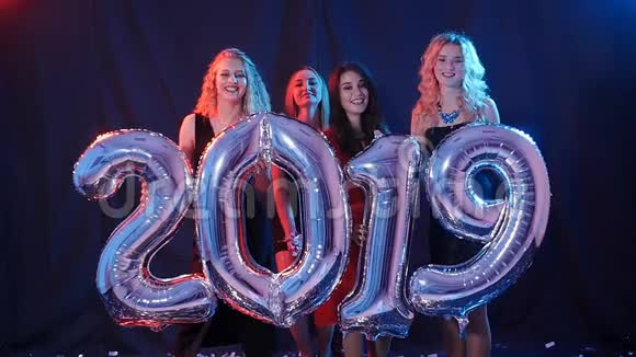 新年快乐年轻女性群体正在享受乐趣并拥有更多的2019年视频的预览图