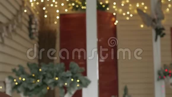 圣诞节或新年庆祝活动幸福的女人坐在壁炉旁的摇椅里视频的预览图