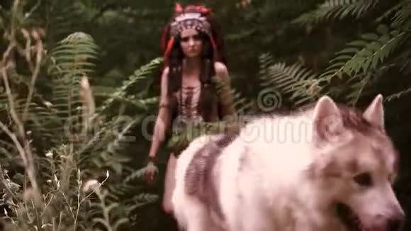 性感狂野的印度女孩背景岩石热带丛林皮肤上的衣服视频的预览图