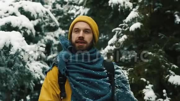 快乐的人走过寒冷的冬林白雪覆盖视频的预览图