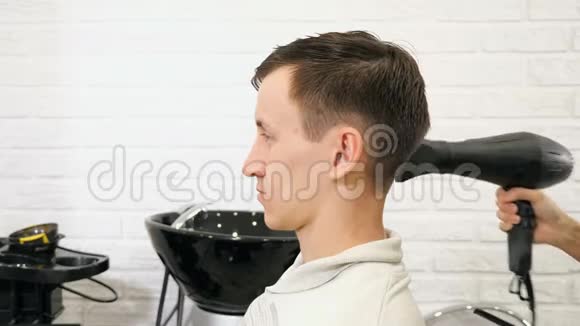 沙龙里的男式发型理发店里的人发干视频的预览图