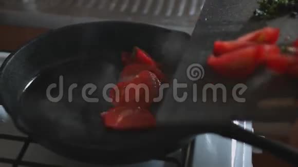 番茄在锅里烤着视频的预览图