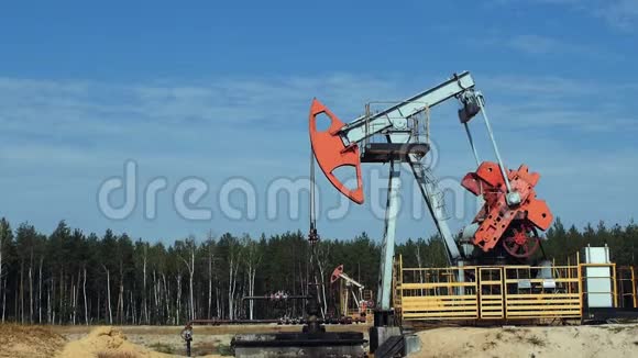 俄罗斯油井上的Pumpjack开采石油慢动作视频的预览图