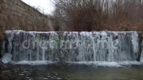 河流上几乎结冰的小瀑布视频的预览图