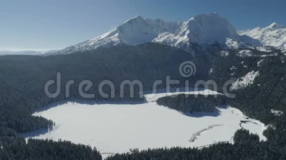 杜米托山国家公园雪覆盖黑湖的冬季鸟瞰图视频的预览图
