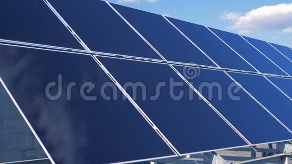 建筑物上的能源面板关闭太阳电池在屋顶上工作以改变阳光视频的预览图