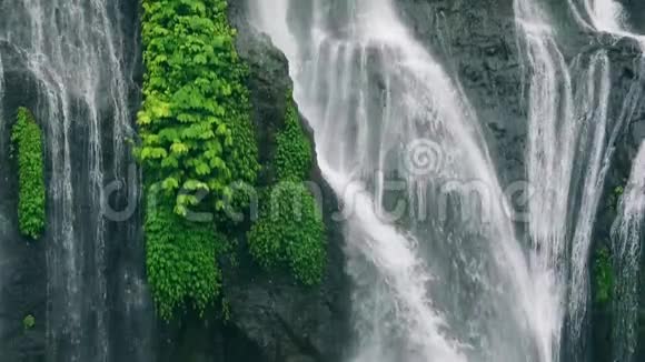 瀑布的幸福夫妇的足迹去泰国旅行视频的预览图