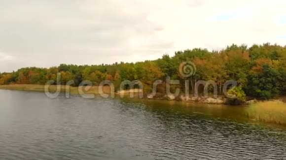 俯瞰壮丽的秋江岸完整的自然和童话般的景观视频的预览图