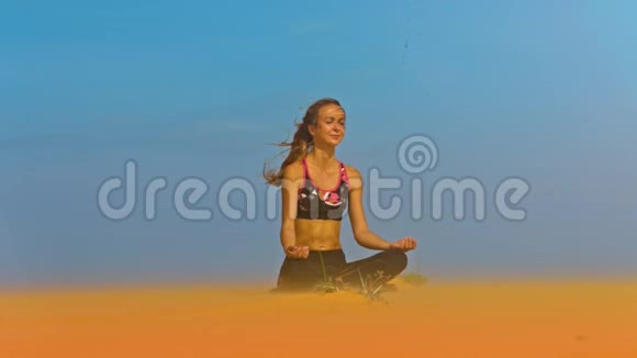 荷花中的女孩闭上眼睛在蓝天下的金沙上放松视频的预览图