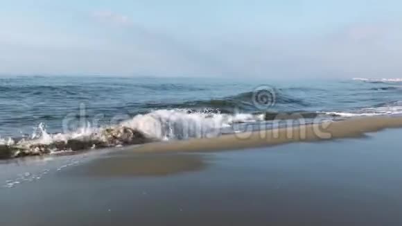 海浪与泡沫的海洋绿色长沙滩视频的预览图