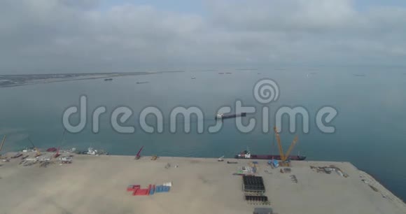 4K视频货船从包蒂诺贸易港出发前往里海视频的预览图