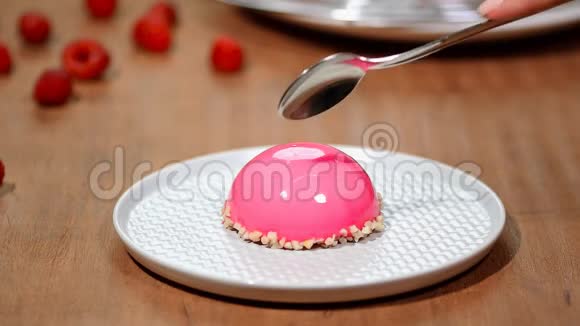 法式摩丝蛋糕上覆盖着覆盆子釉粉色现代欧式甜点视频的预览图