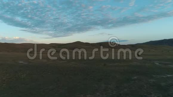 平原景观晨曦草甸依山而建蓝天碧空射击清晨平原上的美景视频的预览图