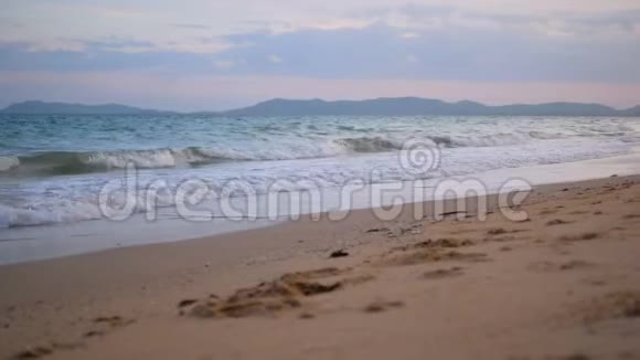 波光粼粼的海滨蔚蓝的天空视频的预览图