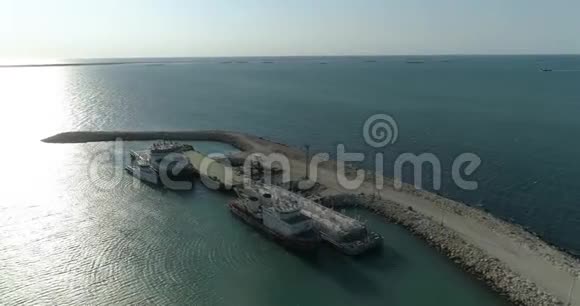 4K航空录像拍摄哈萨克斯坦里海沿岸包蒂诺港的一艘集装箱船视频的预览图