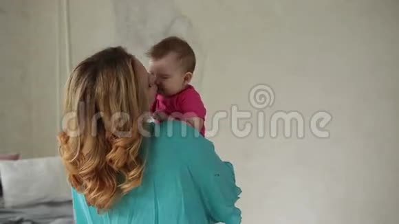 爱妈妈亲吻可爱的女婴鼻子视频的预览图
