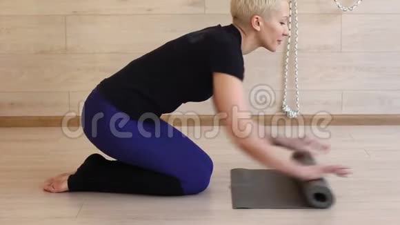 准备瑜伽课的女人视频的预览图