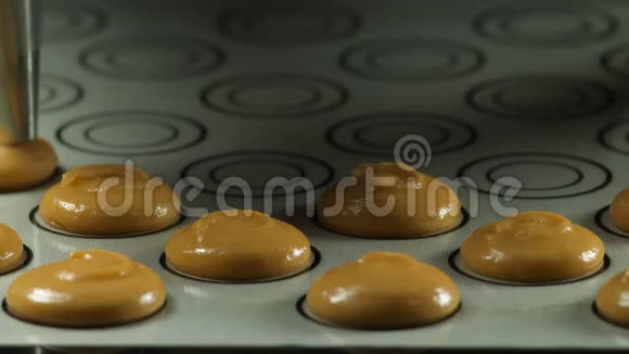 马卡龙挤压糕点奶油或面团的形式视频的预览图
