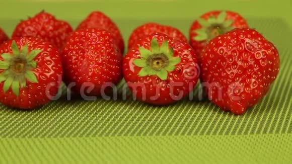 绿色背景上的草莓视频的预览图