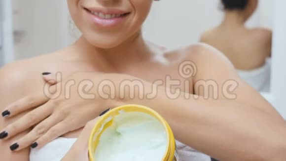 女人把奶油涂在她的身上视频的预览图