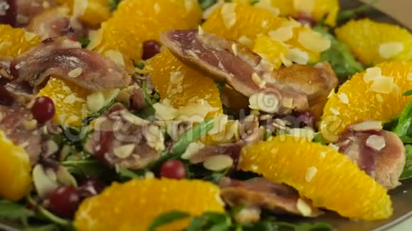 欧洲美食新鲜橙片生菜沙拉蔓越莓法式腌制鸭肉视频的预览图