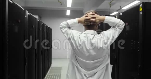 男IT技术人员紧贴着他的头服务器有问题大达拉中心黑客攻击视频的预览图