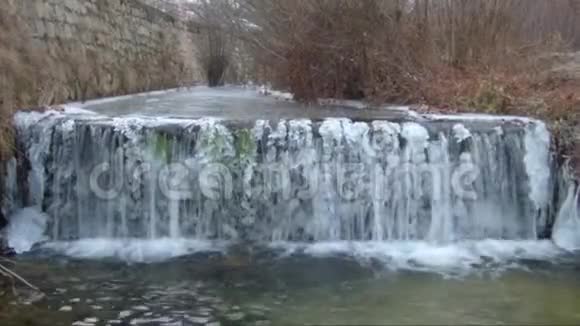 河流上几乎结冰的小瀑布视频的预览图