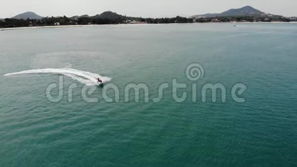 匿名者骑水上滑板车无法辨认的游客骑着现代水上滑板车在蓝色的海水上度假视频的预览图