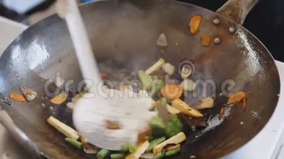 在街头美食节专业厨师用豆腐炒菜烹饪过程接近视频的预览图
