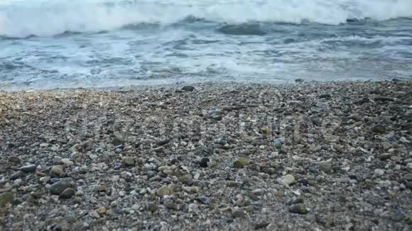 在海岸上的波浪形成的泡沫视频的预览图