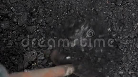 一个乡下人用煤取暖一个人用桶装煤视频的预览图