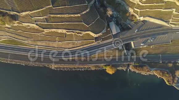 日落日内瓦湖海岸瑞士沃州拉沃葡萄园鸟瞰图视频的预览图