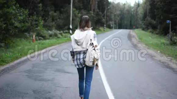 美丽的女孩走在路上女孩旅行视频的预览图
