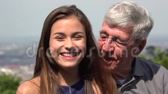 西班牙裔祖父和孙女笑着说话视频的预览图