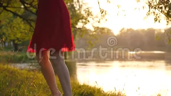 无忧无虑的女人在湖边跳舞视频的预览图