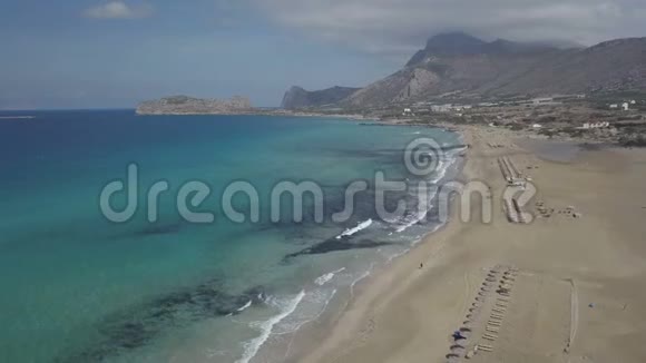 在希腊克里特岛法拉萨纳海滩上空飞行空中无人机镜头视频的预览图