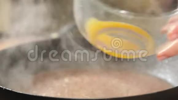 在锅里加入橙汁视频的预览图